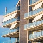 Es un sistema tan sencillo como eficaz, un clásico de las fachadas. Al bloquear la exposición directa al sol, reduce la temperatura interior de la vivienda y ayuda a la sostenibilidad del hogar ya que reduce el gasto de energía. Conviene elegir un buen tejido, el color adecuado y el tipo de estructura según presupuesto, desde el despliegue manual a la programación domótica. Toldos solares: ¿Cuánto reducen la temperatura (y el consumo) en tu hogar?