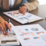 La psicología financiera es la parcela de la psicología que estudia nuestro comportamiento a la hora de tomar decisiones financieras, teniendo en cuenta las emociones, la influencia del contexto y los sesgos cognitivos que intervienen en el proceso. Qué es la psicología financiera y cómo influyen las emociones en la inversión