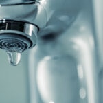Entender los consumos, evitar pérdidas, revisar instalaciones, apagar luces o cambiar hábitos con el uso del agua pueden suponer un importante ahorro en las facturas de servicios esenciales como la electricidad, el gas o el agua. Hacer un uso consciente y eficiente ayuda a mejorar la salud financiera. Ocho consejos para ahorrar en la factura de la luz, la calefacción y el agua